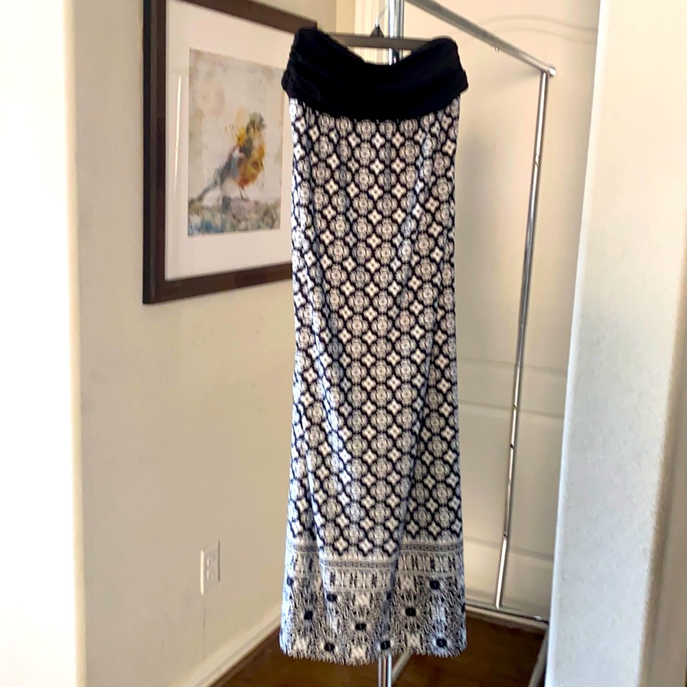 Black and White Long Maxi Skirt . Size L . APT.9